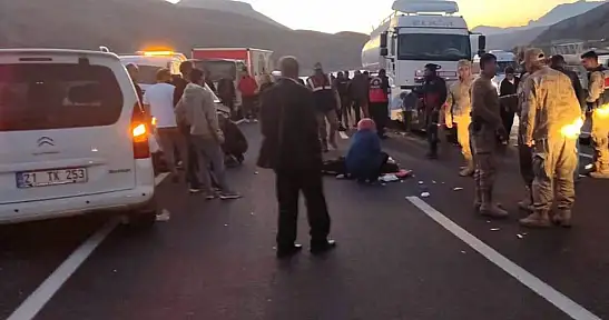 Van'da yakıt tankeri ile otomobil çarpıştı: 2 ölü, 4 yaralı