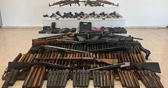 Van jandarmadan şafak operasyonu: Silah deposu ortaya çıkarıldı