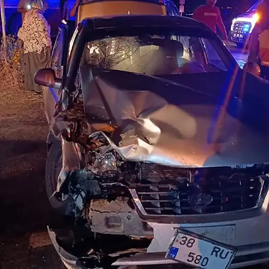 Van'da 2 otomobil çarpıştı: 9 kişi yaralandı