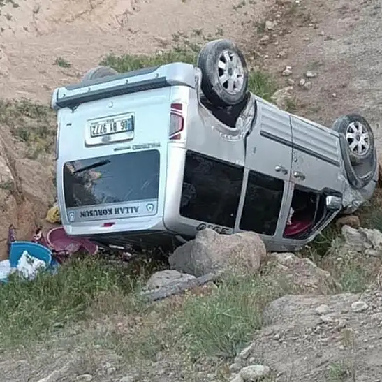 Van'da kamyonet dereye uçtu: 2 yaralı