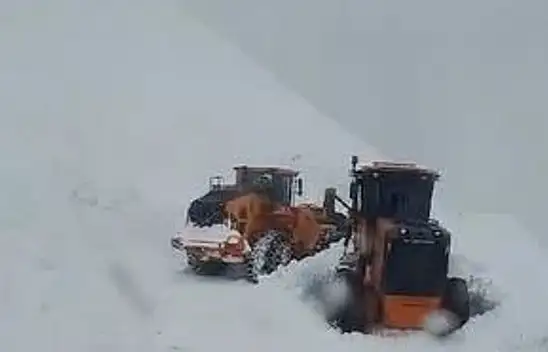 Bahçesaray yolunda heyelan ve çığ meydana geldi!