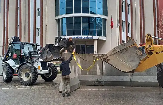 Çatak'ta belediye çevresindeki beton bariyerler kaldırıldı