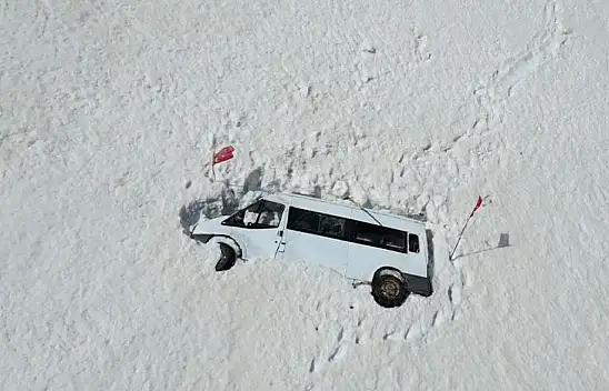 Çığ altında kalan minibüs, 5 ay sonra ortaya çıkarıldı