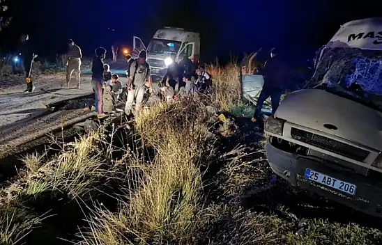 Düzensiz göçmenleri taşıyan minibüs devrildi: 20 yaralı