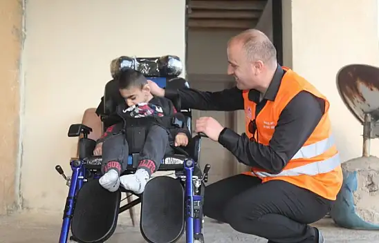 Engelli çocuğa tekerlekli sandalye hediye edildi