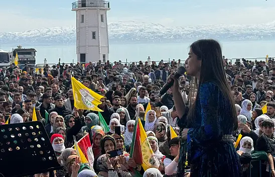 Erciş'te Nevruz kutlamaları renkli görüntülere sahne oldu