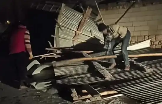 Erciş'te şiddetli fırtına çatıları uçurdu