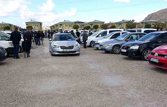 Fiyatlar düştü, Van açık oto pazarı dolup taştı