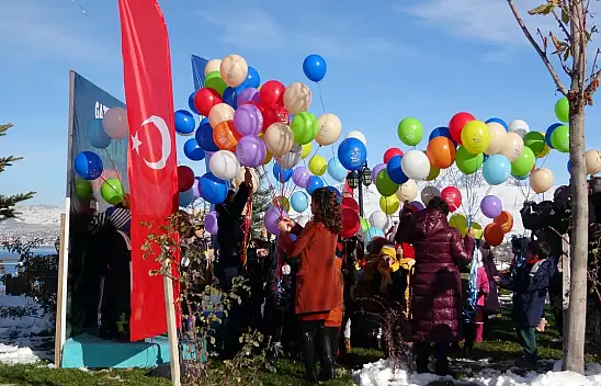 Gazze'de ölen çocuklar için gökyüzüne balon bıraktı!