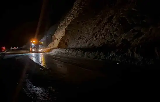 Gevaş'ta yola çığ düştü!