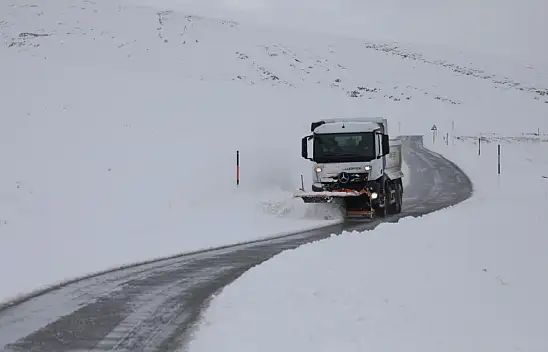 Gürpınar'da karla mücadele çalışması