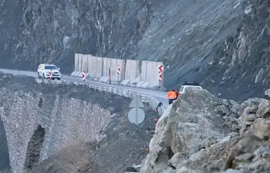 Hakkari-Van Yolu Heyelanı Sonrası Temizlik Çalışmaları Başladı