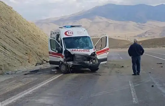 Hakkari yolunda ambulans kazası