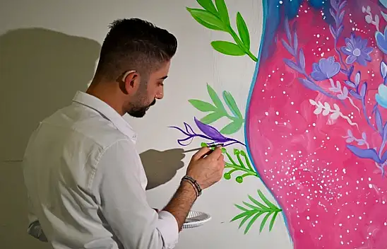 İşitme engelli temizlik görevlisi resim öğretmeni oldu