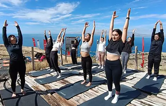 Kadınlar 2 bin 700 yıllık kalede spor yaptı