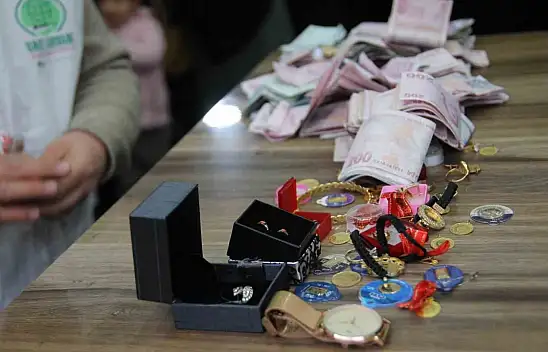 Kadınlar Gazze'ye altın ve para bağışladı