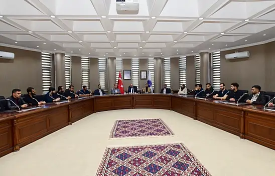 Konserleri iptal etmeyen rektör, Filistinli öğrencilerle buluştu