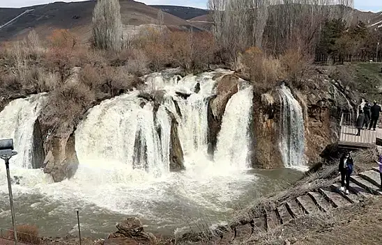 Muradiye Şelalesi'nde yağmur bereketi