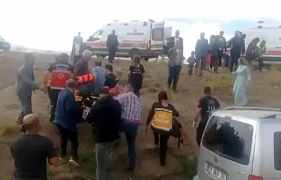 Özalp ilçesinde kamyonet şarampole devrildi: 5 yaralı