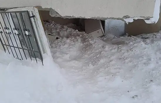 Özalp'te bir evin üzerine çığ düştü