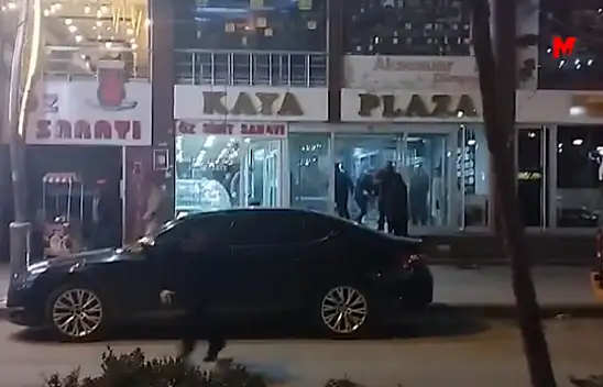 Protestocular AK Parti Hakkari İl Başkanının iş yerine saldırdı
