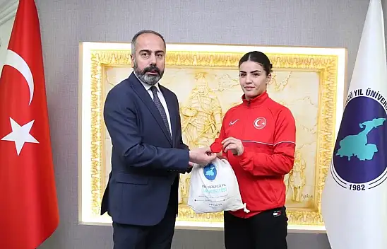 Rektör Şevli'den Milli Boksörlere Anlamlı Ödül!