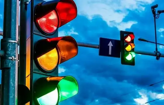 Trafik ışıkları dörtleniyor: İşte beyazın anlamı