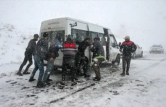 Van-Bahçesaray yolunda kar ve tipi etkili oldu