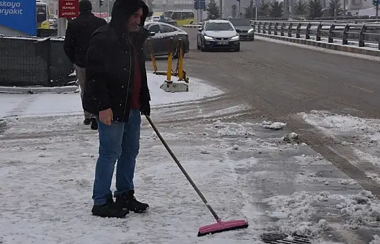 Van beyaza büründü! Ekipler seferber oldu
