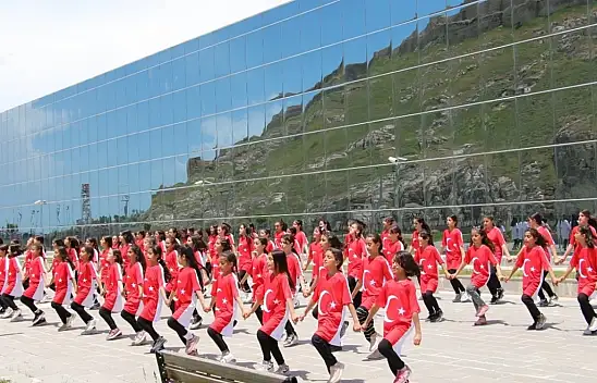 Van'da 100 Kız Cumhuriyet'in 100. Yılını Halkoyunlarıyla Kutladı