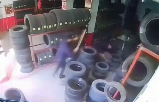 Van'da 3 saldırgan iş yerini bastı, çocuğu sopalarla darbettiler!