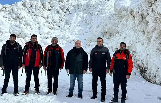 Van'da çığın etkilediği yolda inceleme yapıldı