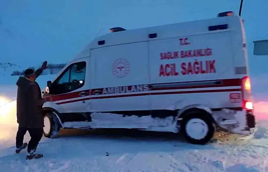 Van'da hasta almaya giden ambulans mahsur kaldı