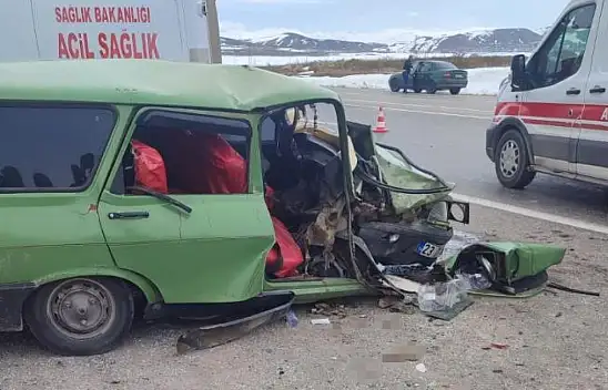 Van'da iki araç çarpıştı: 1 ölü 3 yaralı!