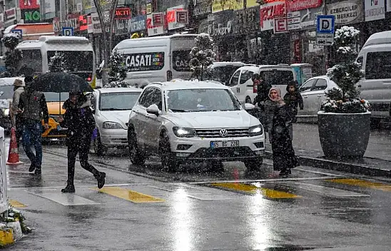 Van'da kar yağışı hayatı felç etti