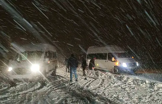 Van'da kar yağışı sonrası araçlar yolda kaldı