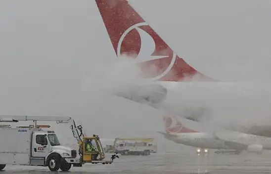 Van'da kar yağışı: Uçak seferleri rötar yaptı
