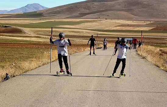 Van'da kayakçılar asfaltta antrenman yapıyor