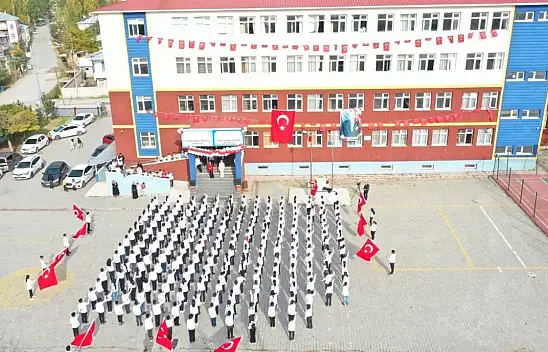 Van'da öğrenciler Cumhuriyet'in 100. yıl dönümünü kutladı