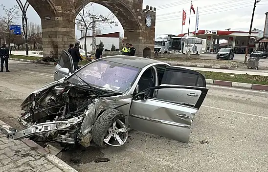 Van'da refüje çarpan otomobildeki 3 kişi yaralandı