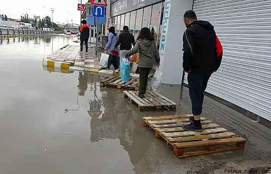 Van'da sağanak yağış trafiği olumsuz etkiledi