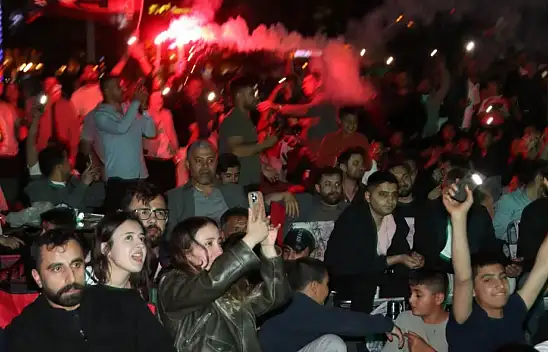 Van'da şampiyonluk sevinci geceyi gündüze çevirdi