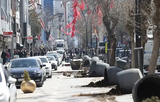 Van'da seçim gerginliği: Sokaklar savaş alanına döndü!