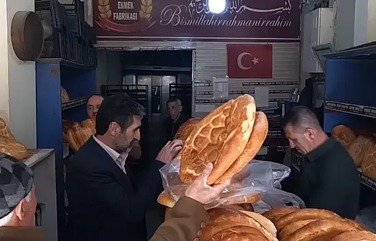 Van'da ucuza ekmek satan fırıncıya tepki gösterdiler
