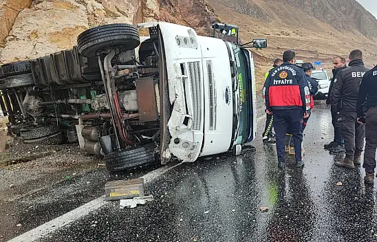 Van'da virajı alamayan tır devrildi