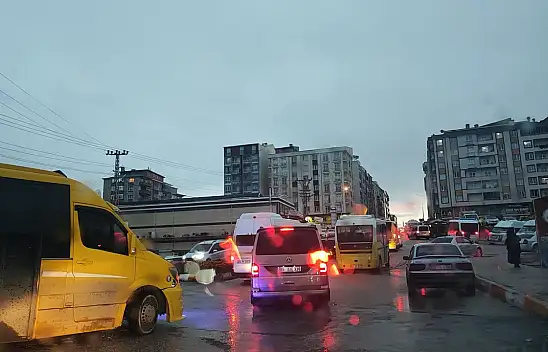 Van'da yağmur trafiği felç etti!