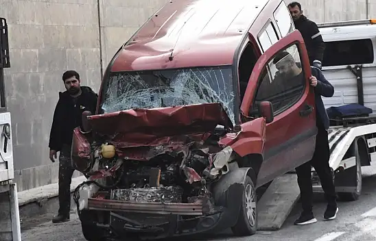 Van'da zincirleme trafik kazası: 2 yaralı