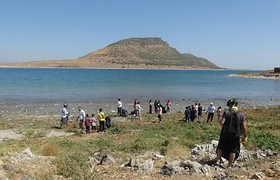 Van Gölü kıyılarında çöp toplandı