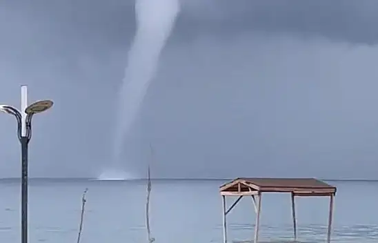 Van Gölü'nde 3 noktada hortum görüntülendi