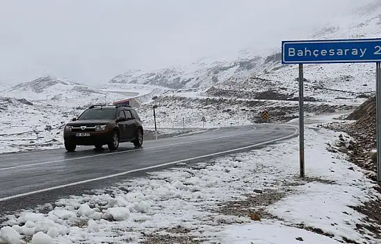 Van'ın Bahçesaray ilçesinde kar yağışı etkili oldu